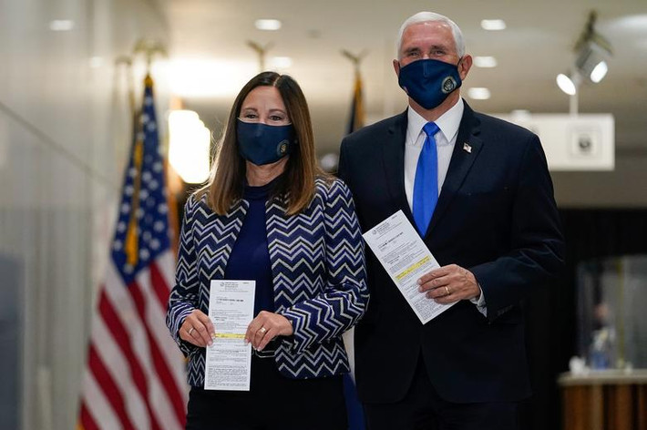 Phó Tổng thống Mỹ Mike Pence và phu nhân, Karen, đi bỏ phiếu tại Indianapolis, Indiana, ngày 23/10. Ảnh: Reuters.