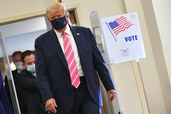 Sáng 24/10 (theo giờ Mỹ), Tổng thống Trump đeo khẩu trang và đi bỏ phiếu sớm tại thư viện hạt Palm Beach, bang Florida. Ảnh: Getty.
