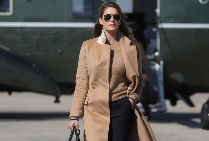 Nhiều quan chức Mỹ khác cũng đã mắc COVID-19, trong đó có bà Hope Hicks - một cố vấn thân cận của Tổng thống Mỹ Donald Trump. Được biết, bà từng làm Giám đốc truyền thông Nhà Trắng.