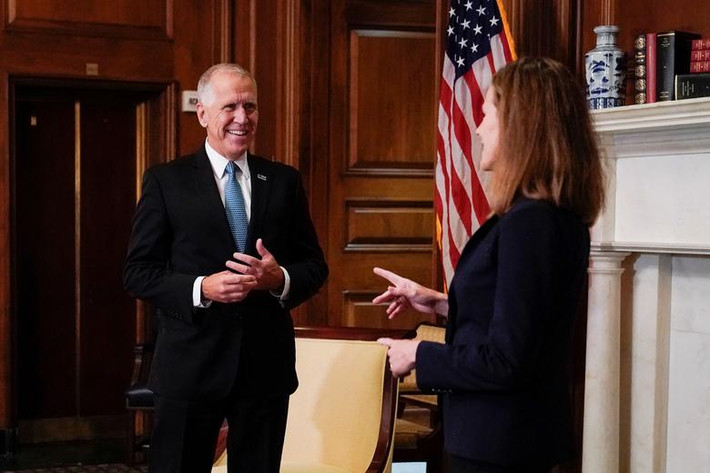 Trong một tuyên bố hôm 2/10, Thượng nghị sĩ North Carolina, Thom Tillis, xác nhận việc ông nhiễm virus SARS-CoV-2.