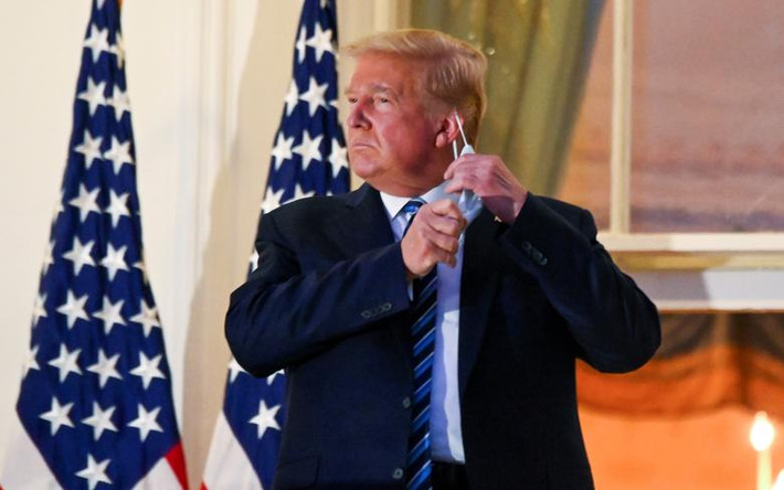 Hôm 1/10, Tổng thống Trump thông báo ông và vợ, Đệ nhất phu nhân Melania, đã mắc COVID-19. Những ngày sau đó, nhiều nhân viên Nhà Trắng, gồm có cố vấn chính sách cấp cao của ông Trump là Stephen Miller, cũng được xác định nhiễm virus SARS-CoV-2.