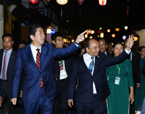 Cũng trong năm 2017, Thủ tướng Abe Shinzo Abe đã đến Việt Nam lần thứ 2 trong năm để tham dự Hội nghị cấp cao APEC tại Đà Nẵng vào tháng 11. Ảnh: Thủ tướng Nguyễn Xuân Phúc và Thủ tướng Abe Shinzo dạo phố cổ Hội An tối 11/11/2017 trong khuôn khổ Hội nghị thượng đỉnh APEC 2017 tổ chức tại Đà Nẵng. Ảnh: TTXVN.