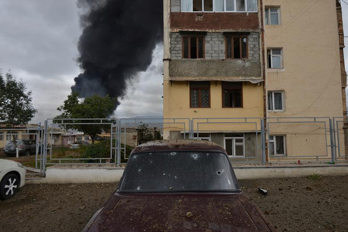Hãng Reuters đã đăng tải những hình ảnh cho thấy nhiều ngôi nhà tại khu vực Nagorno-Karabakh đã bị hư hại khi cuộc giao tranh giữa Azerbaijan và Armenia vẫn tiếp diễn.