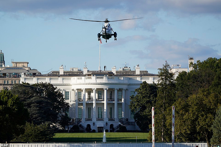 Tổng thống Trump đã được đưa tới bệnh viện Walter Reed bằng trực thăng. Ảnh: AP.