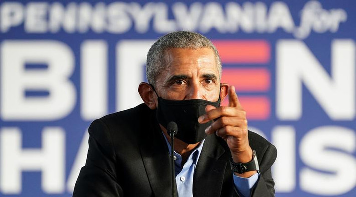 Cựu Tổng thống Obama đeo khẩu trang khi đi vận động tranh cử cho ông Biden.