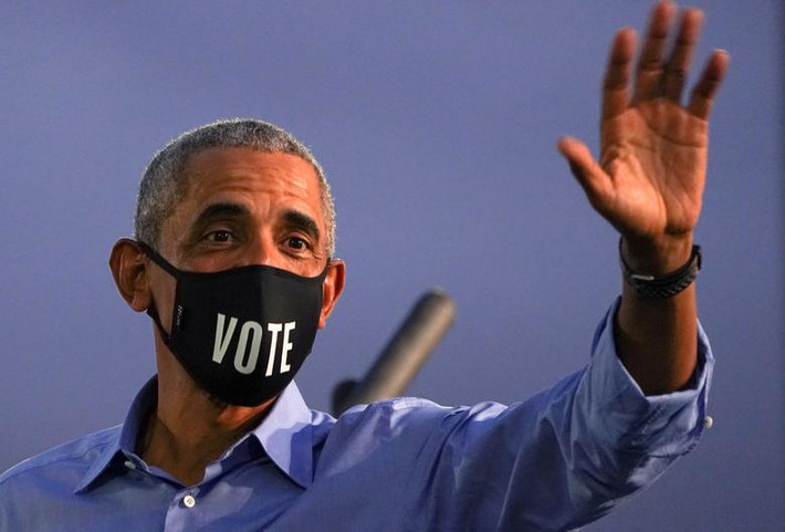 Ngày 21/10, cựu Tổng thống Mỹ Barack Obama đã tổ chức một cuộc mít tinh tại bang Pennsylvania để vận động tranh cử cho ông Joe Biden, ứng viên tổng thống của Đảng Dân chủ. Được biết, Pennsylvania là một trong những bang chiến trường quan trọng trong cuộc bầu cử Tổng thống Mỹ năm nay. (Nguồn ảnh: Reuters)