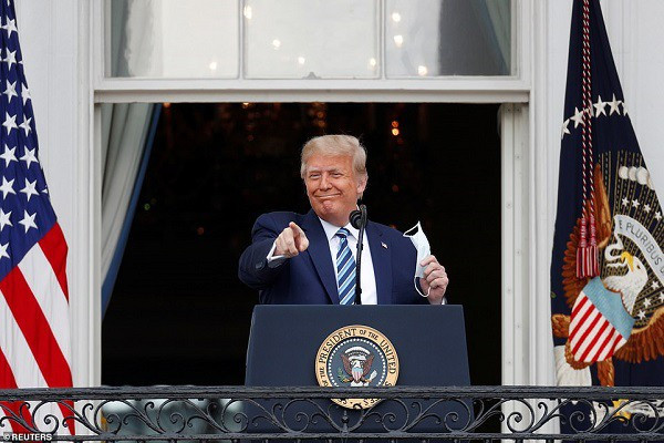 Trong một thông cáo bằng văn bản ngày 12/10, bác sĩ Nhà Trắng Sean Conley cho biết Tổng thống Trump có kết quả âm tính với COVID-19 từ cuối tuần trước, và hiện không còn biểu hiện bệnh nữa.