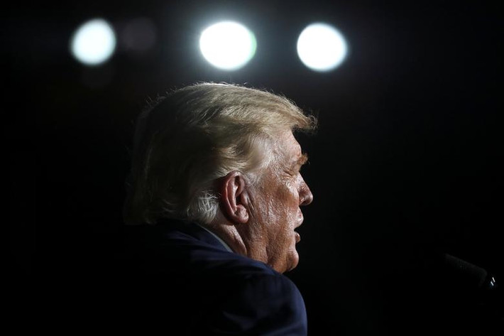 Cụ thể, ông Trump dự kiến tới các bang Florida, Pennsylvania, Iowa và North Carolina trong nỗ lực thu hẹp khoảng cách với ông Joe Biden - ứng viên Tổng thống Mỹ của Đảng Dân chủ - khi cuộc bầu cử Mỹ chỉ còn khoảng 3 tuần nữa là chính thức diễn ra.
