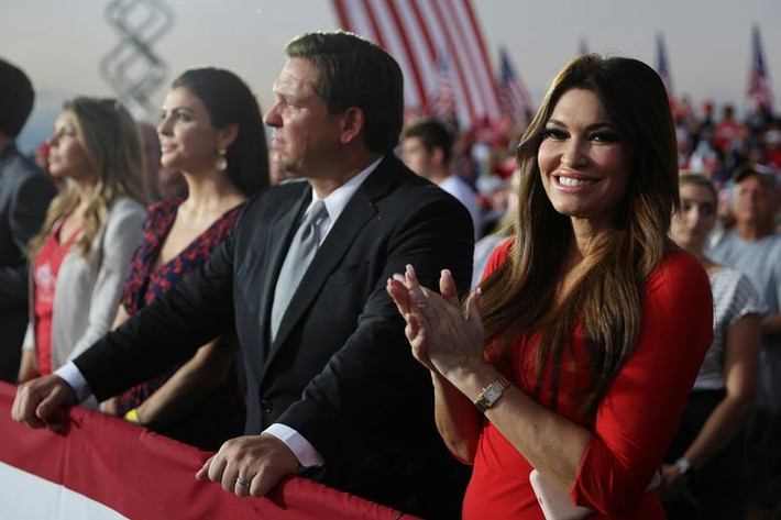 Kimberly Guilfoyle, bạn gái của con trai cả ông Trump và cũng là người phụ trách gây quỹ cho chiến dịch tái tranh cử của tổng thống, vỗ tay khi Tổng thống Trump phát biểu hôm 12/10.