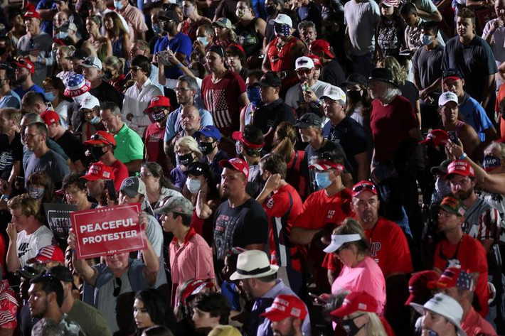 Rất đông người ủng hộ có mặt tại sân bay Orlando Sanford để nghe bài phát biểu của ông Trump.