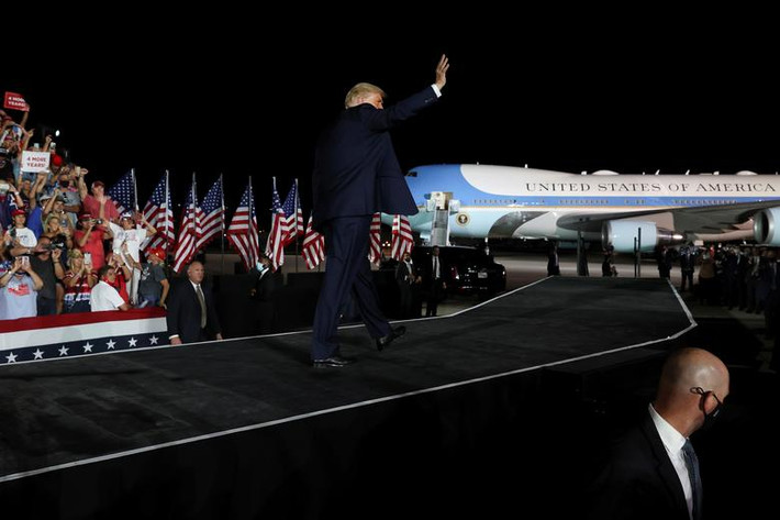 Tổng thống Trump vẫy chào mọi người sau khi kết thúc cuộc vận động tranh cử tại sân bay Orlando Sanford.