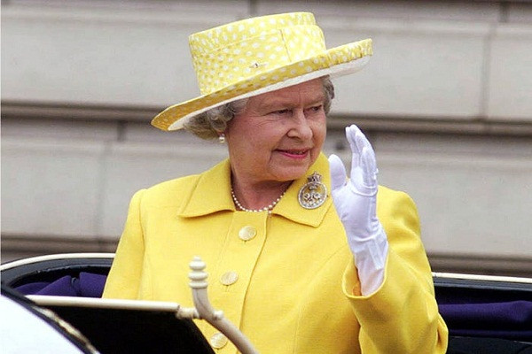 Nữ hoàng Anh Elizabeth II có hai ngày sinh nhật trong năm. Tiệc sinh nhật đầu tiên được tổ chức đúng vào ngày Nữ hoàng chào đời (tức ngày 21/4). Bà được tổ chức sinh nhật lần thứ 2 trong năm vào ngày thứ Bảy thứ hai của tháng 6, do truyền thống của Hoàng gia Anh.