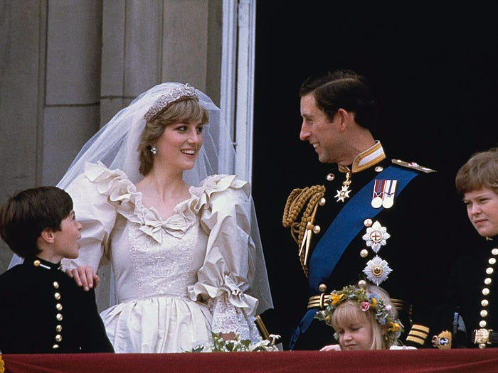 Thái tử Charles từng hẹn hò với chị gái của Công nương Diana, Sarah, trong một thời gian ngắn.