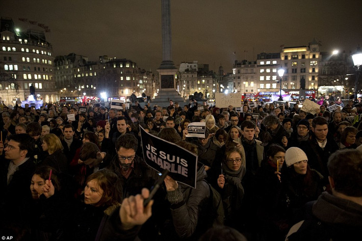 Sau vụ việc, tạp chí Charlie Hebdo chi tới 1-1,5 triệu euro/năm (1,2-1,8 triệu USD/năm) để bảo vệ an ninh các văn phòng của họ nay đã được đặt tại những địa điểm bí mật. Tuy nhiên, các phóng viên và biên tập viên của tạp chí vẫn thường bị đe dọa giết hại. Ảnh: AP.
