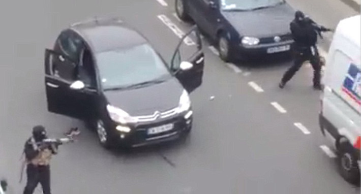 Cụ thể, hai anh em tay súng Hồi giáo cực đoan Said và Cherif Kouachi bịt mặt mang theo súng xông vào các phòng làm việc của tòa soạn báo Charlie Hebdo và nã đạn làm 12 người thiệt mạng, trong đó có một số họa sĩ vẽ tranh biếm họa nổi tiếng của Pháp, và nhiều người khác bị thương. Ảnh: Daily Mail.