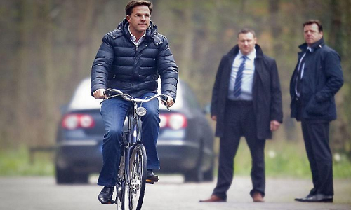 Không cần đi xe công và cảnh sát mở đường, Thủ tướng Rutte chọn đi xe đạp như là một cách để rèn luyện sức khỏe, vừa tiết kiệm lại thân thiện với môi trường. Ảnh: NF.