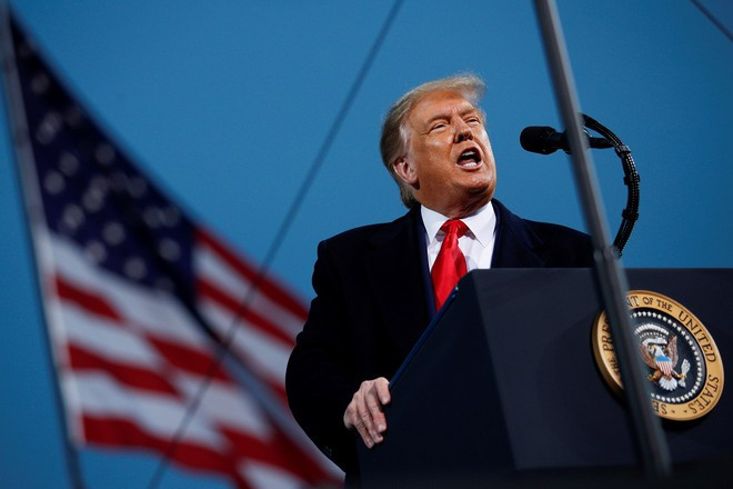 Hôm 15/10 vừa qua, Tổng thống Trump đã có mặt tại bang Bắc Carolina để vận động tranh cử nhằm thu hút sự ủng hộ của cử tri khi chỉ còn chưa đầy 3 tuần nữa là cuộc bầu cử Mỹ chính thức diễn ra. Ảnh: Reuters.