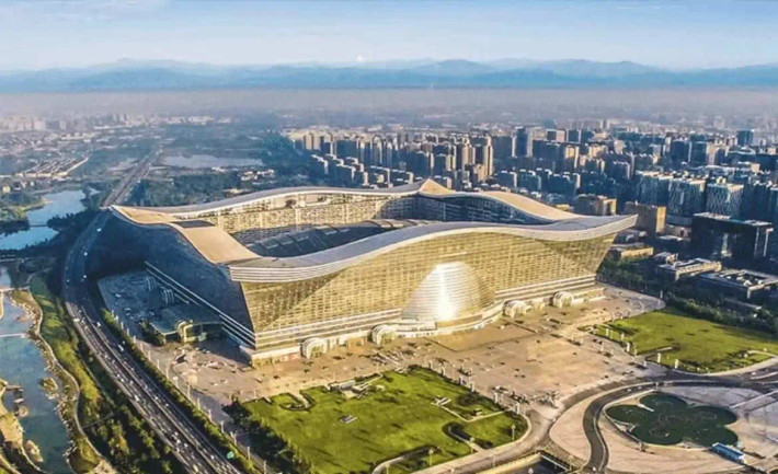 3. Trung tâm thương mại Toàn cầu Thế kỷ Mới (New Century Global Centre) nằm tại thành phố Thành Đô, tỉnh Tứ Xuyên, Trung Quốc, được xem như một tòa nhà đa chức năng tích hợp khu vui chơi giải trí, triển lãm, kinh doanh, mua sắm và khách sạn.