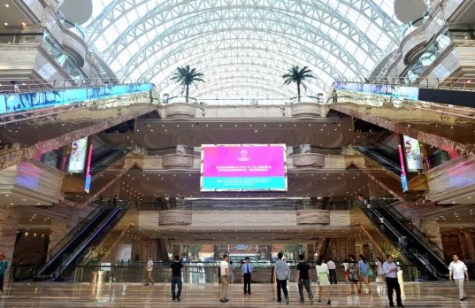 Với tổng diện tích xây dựng khoảng 1,76 triệu mét vuông, New Century Global Centre lớn gấp đôi nhà ga sân bay lớn nhất Trung Quốc và lớn gấp 20 lần nhà hát Opera của Australia. Điều này làm cho New Century Global Centre trở thành một trong những tòa nhà lớn nhất và đặc biệt nhất trên thế giới.
