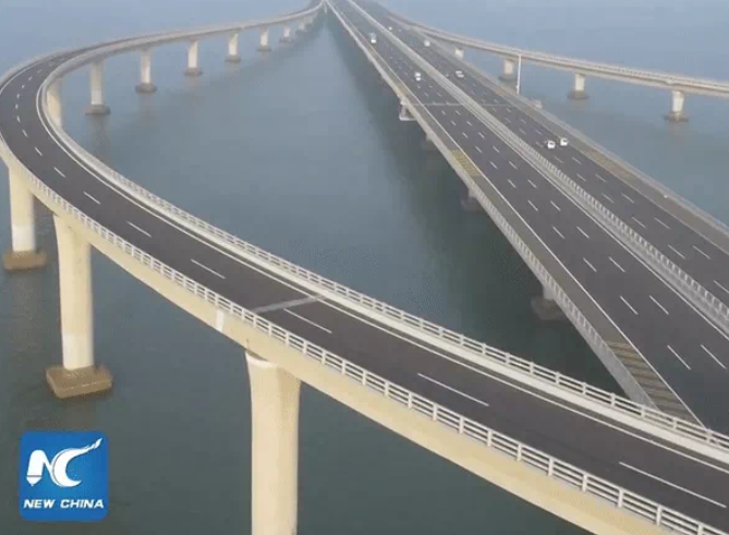 4. Cầu vịnh Giao Châu hay cầu Haiwan Thanh Đảo có chiều dài đạt 41,8km. Đây chính là cây cầu vượt biển dài nhất thế giới ở Trung Quốc. Công trình nối giữa đô thị Thanh Đảo và các quận của Hoàng Đảo.