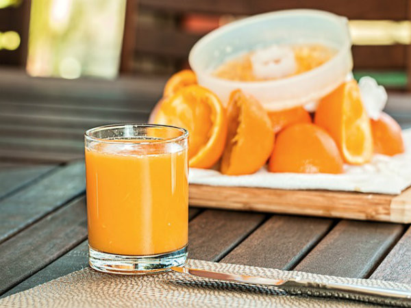 Hơn nữa, đường fructose trong trái cây có thể làm chậm hệ tiêu hóa của bạn nếu bạn ăn nó trước bữa ăn. Uống nước cam có thể tiêu diệt vi khuẩn có lợi trong đường ruột của bạn. Ảnh: Boldsky.