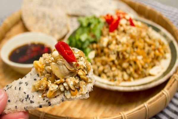 Bánh đa xúc hến là món nhậu quen thuộc của người dân xứ Nghệ. Hến được lấy từ dòng sông Lam đem đi tách vỏ, xào cùng mỡ hành, béo ngậy và thơm lừng. Ảnh: Reviewnao.com.
