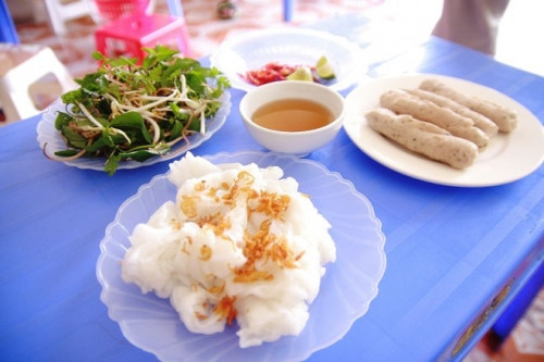 Bánh mướt là một đặc sản dễ tìm ở Nghệ An. Thoạt nhìn, món ăn này trông giống bánh cuốn của miền Bắc. Món bánh này nổi tiếng nhất ở huyện Diễn Châu. Ảnh minh họa.