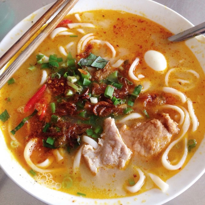 Cháo canh là một đặc sản khác của xứ Nghệ được nhiều người yêu thích. Cháo canh Nghệ An được làm từ bột mì và cắt thành sợi lớn như sợi bánh canh. Khi nồi nước hầm xương đã được hầm nhừ, người nấu thả sợi mì đã chần qua, cho thêm tôm, thịt băm đã xào với hành khô,...tạo nên hương vị món ăn hấp dẫn khó tả. Ảnh: cachnauan.vn.