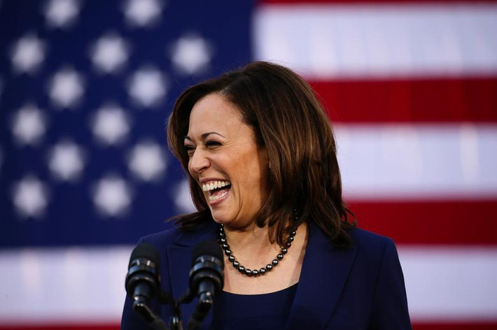 Nếu ông Biden được bầu làm Tổng thống thứ 46 của Mỹ, bà Kamala Harris sẽ trở thành người phụ nữ da màu đầu tiên và là người Mỹ gốc Á đầu tiên giữ cương vị Phó Tổng thống Mỹ. Ảnh: Reuters.