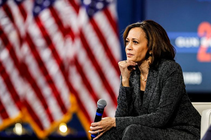 Thượng nghị sĩ Kamala Harris sinh ngày 20/10/1964 tại Oakland, California. Bà là người Mỹ gốc Ấn Độ và Jamaica. Ảnh: Reuters.