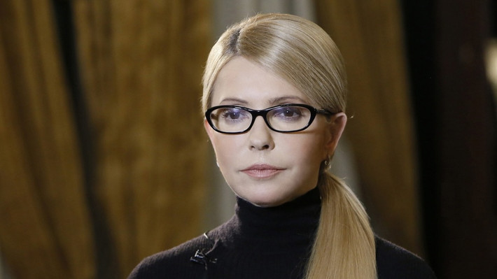 Cựu Thủ tướng Tymoshenko bị buộc tội lạm quyền trong một hợp đồng khí đốt với Nga năm 2009, gây thiệt hại cho công ty khí đốt quốc doanh Naftogaz khoảng 186 triệu USD, và phải chấp hành án tù 7 năm.