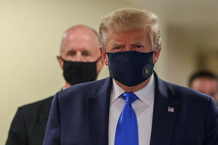 Tổng thống Mỹ Donald Trump đeo khẩu trang khi thăm Trung tâm Y tế Walter Reed ở Bethesda, bang Maryland, ngày 11/7.