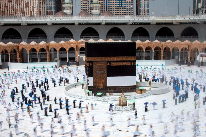 Lễ hành hương (hajj) về Thánh địa Mecca ở Saudi Arabia năm nay bắt đầu từ ngày 28/7. Cuộc hành hương hajj lần này khác so với những năm trước khi các tín đồ phải thực hiện giãn cách xã hội, đeo khẩu trang, đứng cách xa nhau và di chuyển theo từng nhóm nhỏ 20 người để hạn chế khả năng lây lan virus corona.