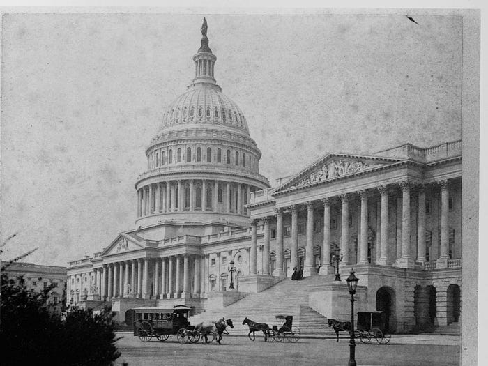 Điện Capitol có thêm hơn 100 phòng từ năm 1884 đến năm 1891, cùng với việc xây dựng sân hiên mới bằng đá cẩm thạch do kiến trúc sư Frederick Law Olmsted thiết kế. Ảnh: Điện Capitol năm 1890.