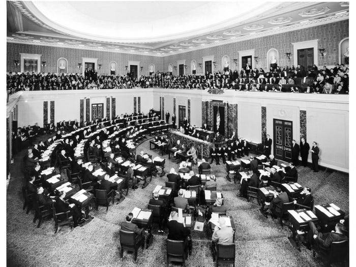 Cũng giống Hạ viện, Phòng Thượng viện được tu sửa từ năm 1949 đến năm 1950.