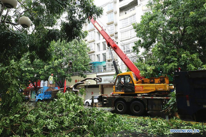 Các nhà chức trách khuyến cáo người dân không nên ra ngoài trong thời gian bão đổ bộ, trừ trường hợp khẩn cấp.