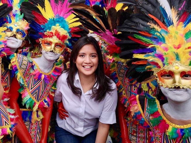 Bên cạnh đó, Camille còn dấn thân vào con đường chính trị giống như bố mẹ. Năm 2010, ông trùm bất động sản Manuel Villar từng tranh cử tổng thống Philippines. Mẹ cô, Cynthia Villar, là Thượng nghị sĩ từ năm 2013 đến nay. Hiện Camille là người đại diện cho thành phố Las Piñas.