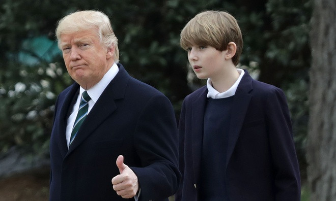 Donald Trump là tổng thống có nhiều vợ cũ nhất trong lịch sử nước Mỹ với 2 cuộc ly hôn ồn ào. Vì vậy, Barron sống trong đại gia đình có nhiều anh chị em cùng cha khác mẹ. Quý tử 13 tuổi có 2 anh trai (Donald Trump Jr., Eric Trump) và 2 chị gái (Ivanka Trump, Tiffany Trump). Cậu bé là người con duy nhất của Tổng thống Trump với Đệ nhất phu nhân Melania.