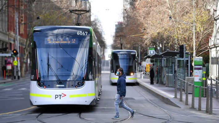 Người dân đeo khẩu trang khi đi trên đường phố ở Melbourne ngày 3/8. Ảnh: AP.