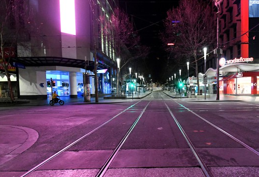 Cảnh vắng vẻ tại thành phố Melbourne trong thời gian giới nghiêm. Ảnh: Reuters.