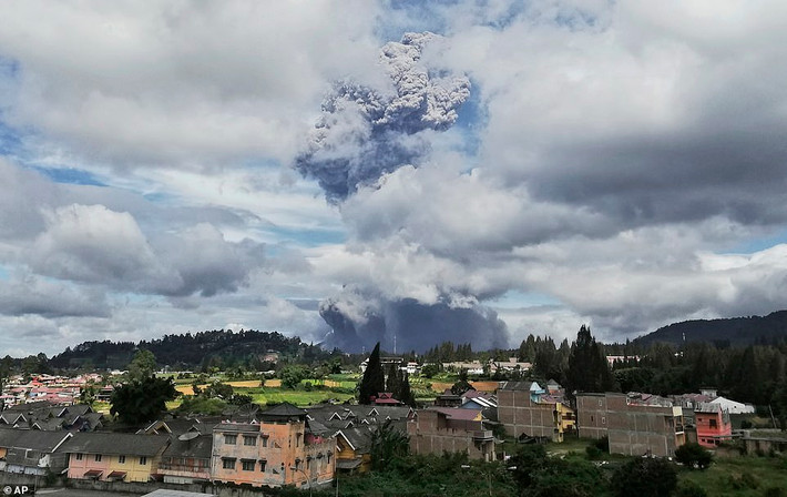 Được biết, núi lửa Sinabung phun trào cột khói bụi cao tới 5 km.