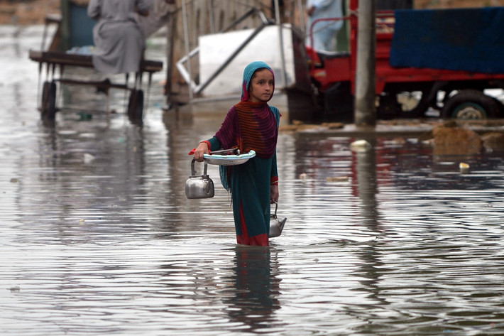 Trong số các thương vong liên quan đến mưa lớn kéo dài ở Pakistan, 31 người thiệt mạng ở Sindh, còn tỉnh Khyber Pakhtunkhwa ghi nhận 23 người tử vong, theo Cơ quan Quản lý Thảm họa Quốc gia Pakistan.
