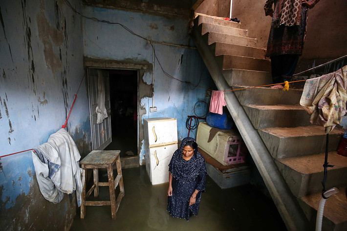 Nước tràn vào nhà dân ở Karachi. Thủ tướng Imran Khan hồi đầu tháng đã yêu cầu quân đội hỗ trợ chính quyền địa phương bơm nước mưa ra khỏi các khu dân cư bị ngập.