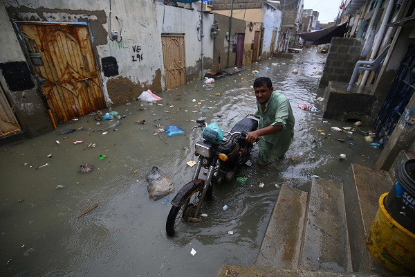 Chính quyền tỉnh Sindh đã ban bố tình trạng khẩn cấp do mưa lớn sau khi nhiều khu vực ở Karachi bị ngập, gây ách tắc giao thông và mất điện.