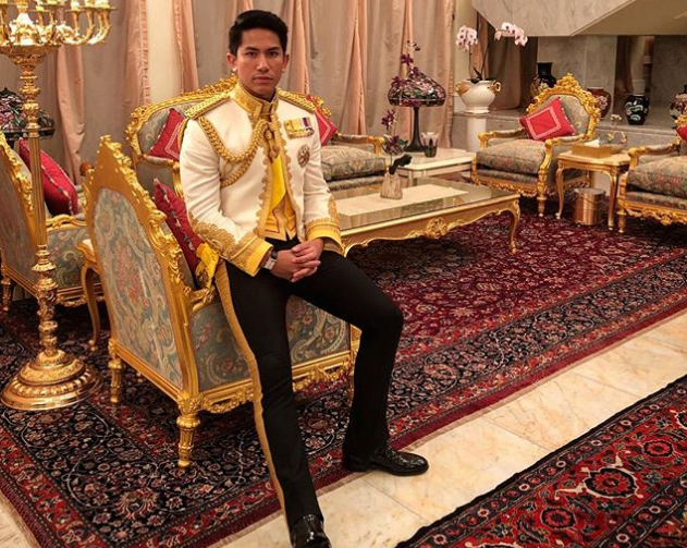 Anh sống trong cung điện Hoàng gia được cho là có tổng cộng 1.877 phòng được trang trí bằng vàng, bạc. Ngoài ra, vị Hoàng tử này còn sở hữu hàng loạt siêu xe. Ảnh: Instagram.