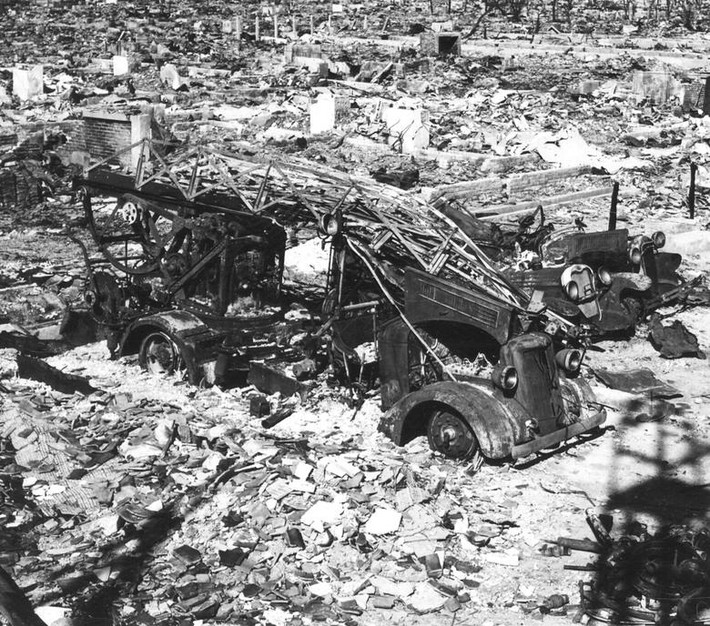 Chiếc xe cứu hỏa gần như bị thiêu rụi hoàn toàn ở Hiroshima.