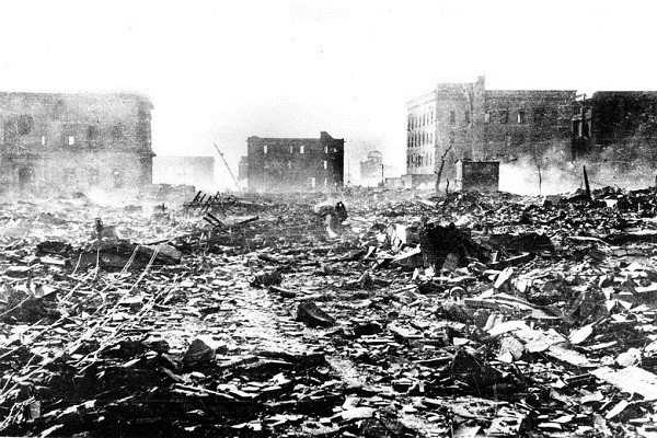 Những ngôi nhà bị san phẳng sau vụ ném bom. Theo Reuters, bức ảnh này do Mitsugi Kishida chụp ngày 7/8/1945 tại khu vực cách tâm chấn vụ nổ khoảng 500 mét.