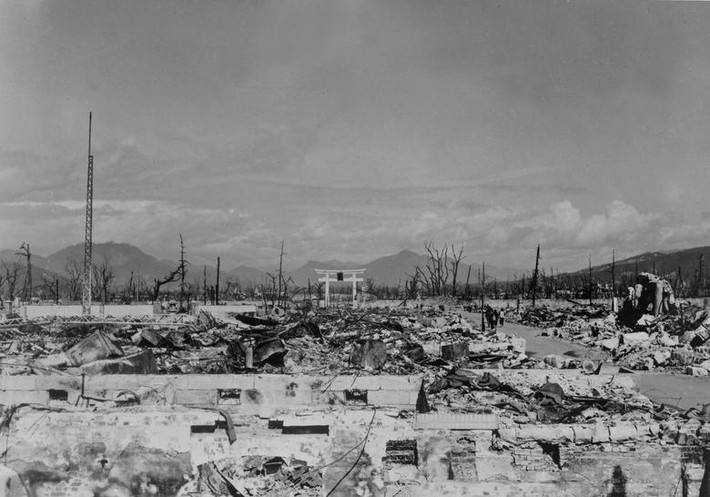Nagasaki khi ấy trở thành bình địa, tất cả biến thành tro bụi dưới sức nóng của một tường nhiệt 4.000 độ C, đủ để nung chảy cả thép.