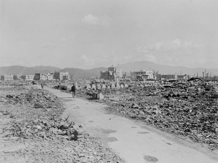 Người dân đi qua đống đổ nát ở Nagasaki ngày 17/3/1948.