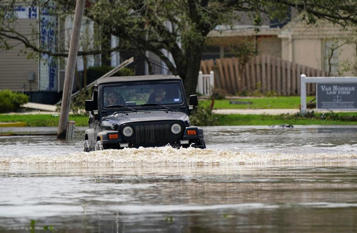Đường phố ngập lụt ở Lake Charles, Louisiana.